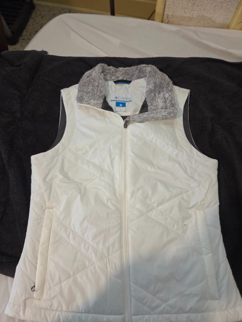 Columbia White Quilted Puffer Vest with Faux-Fur Collar – Women’s Medium